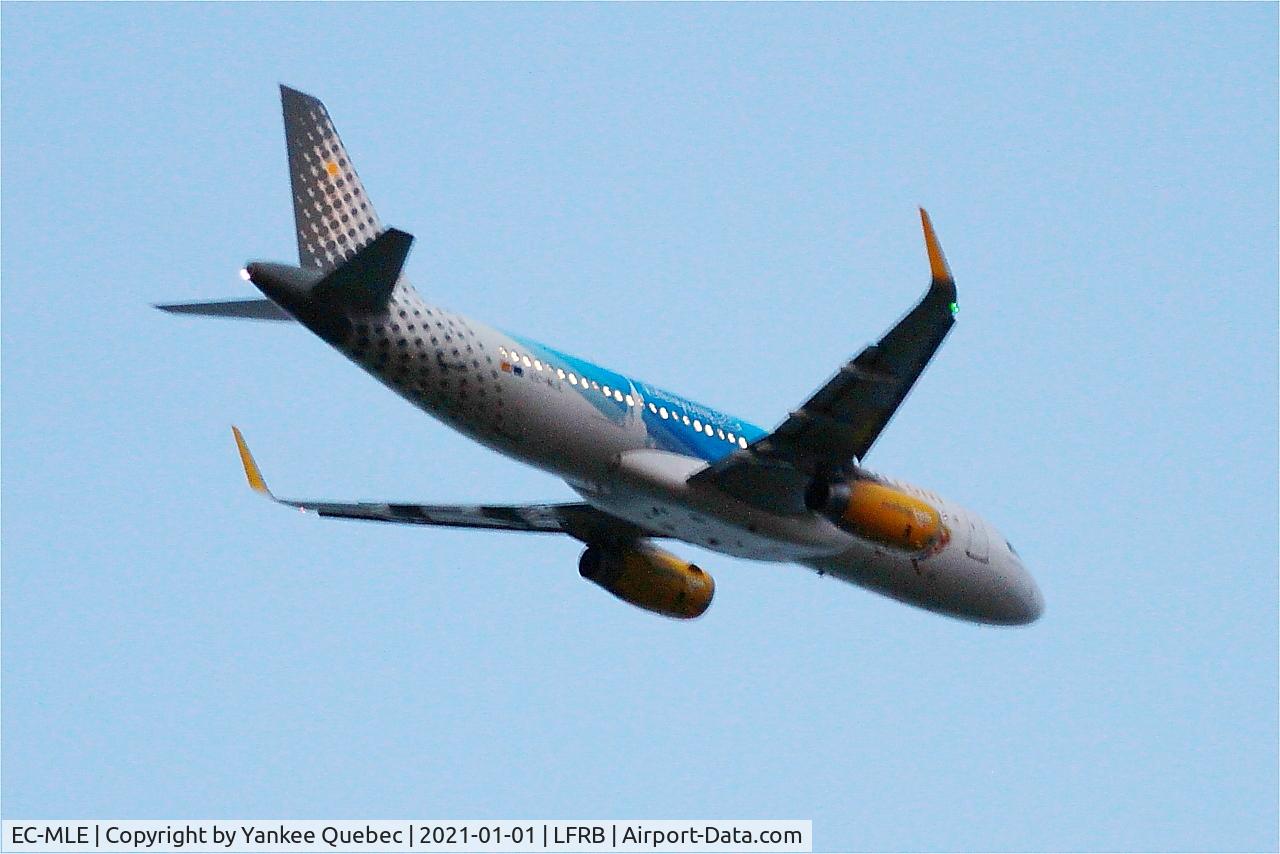 EC-MLE, 2016 Airbus A320-232 C/N 7109, Take off rwy 07R, Brest-Bretagne airport (LFRB-BES)