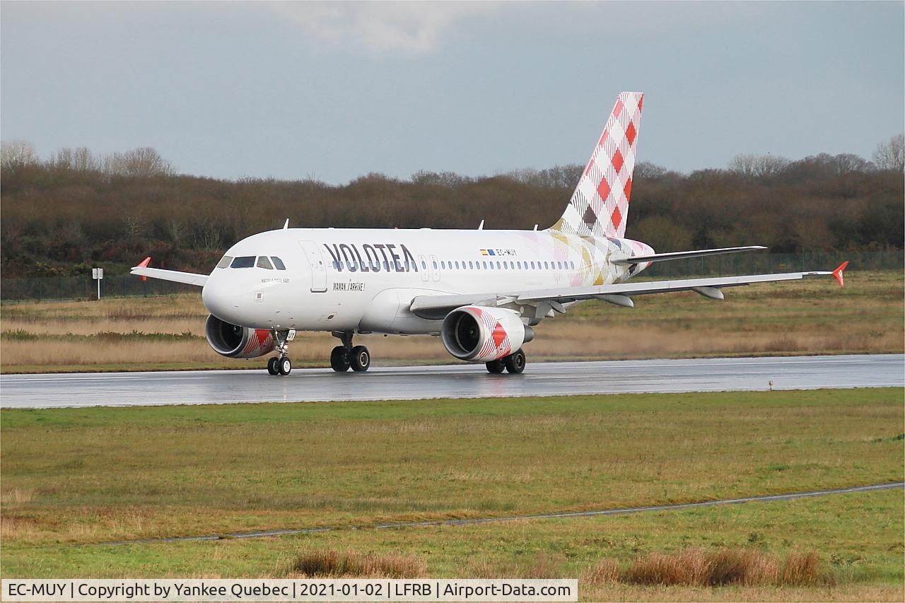 EC-MUY, 2003 Airbus A319-111 C/N 2050, Taxiing rwy 07R, Brest-Bretagne airport (LFRB-BES)