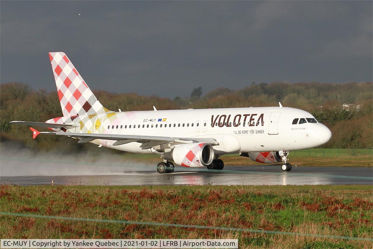 EC-MUY, 2003 Airbus A319-111 C/N 2050, Take off run rwy 07R, Brest-Bretagne airport (LFRB-BES)