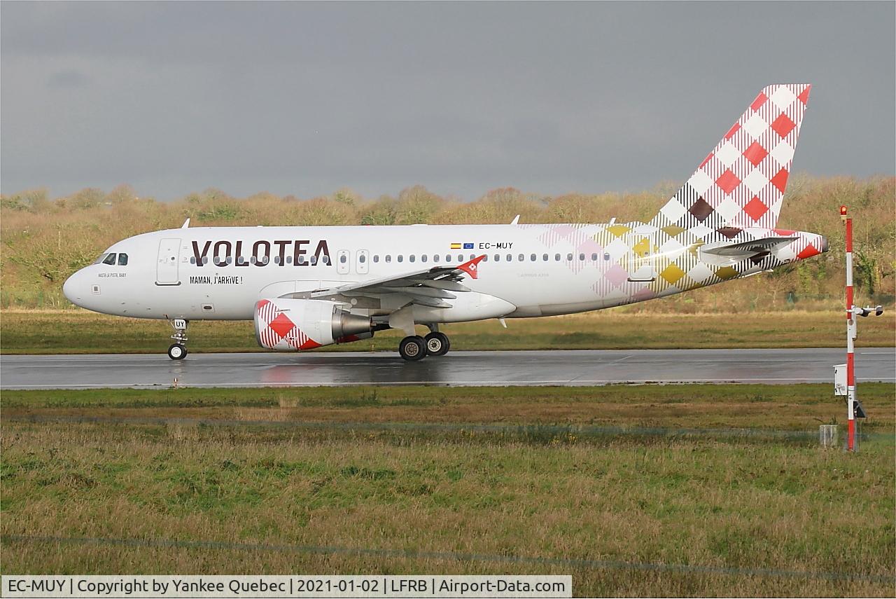 EC-MUY, 2003 Airbus A319-111 C/N 2050, Taxiing rwy 07R, Brest-Bretagne airport (LFRB-BES)