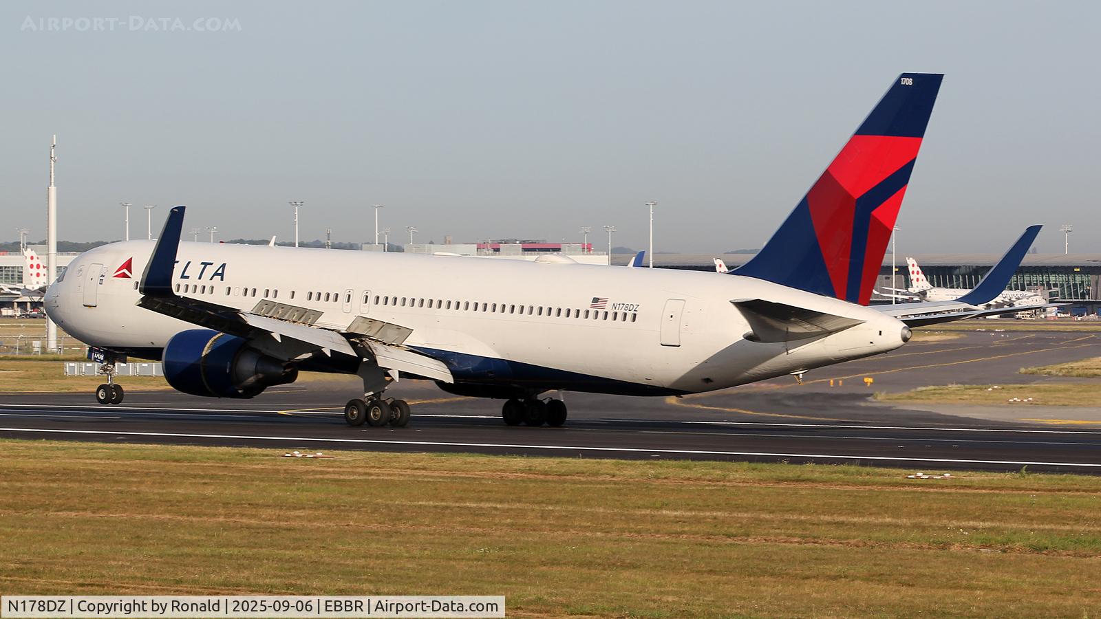 N178DZ, 2000 Boeing 767-332/ER C/N 30596, at ebbr