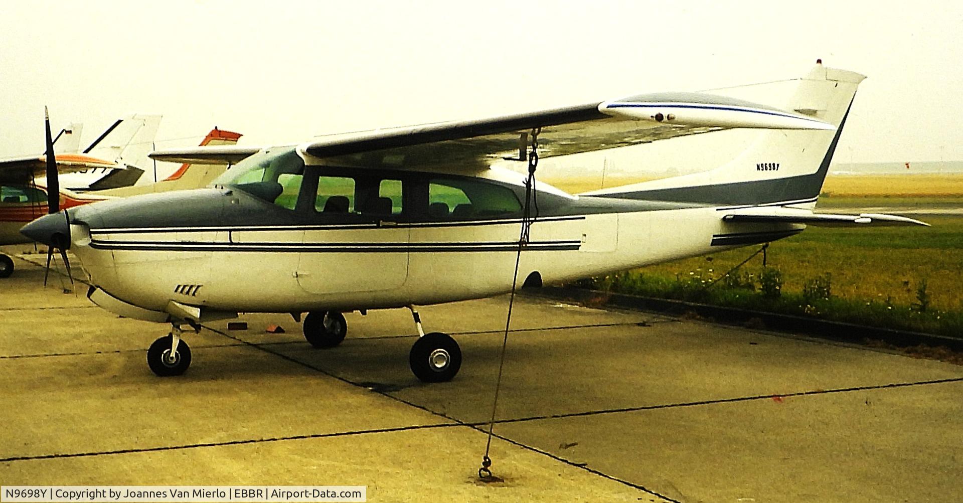 N9698Y, 1981 Cessna 210N Centurion C/N 21064576, ex-slide