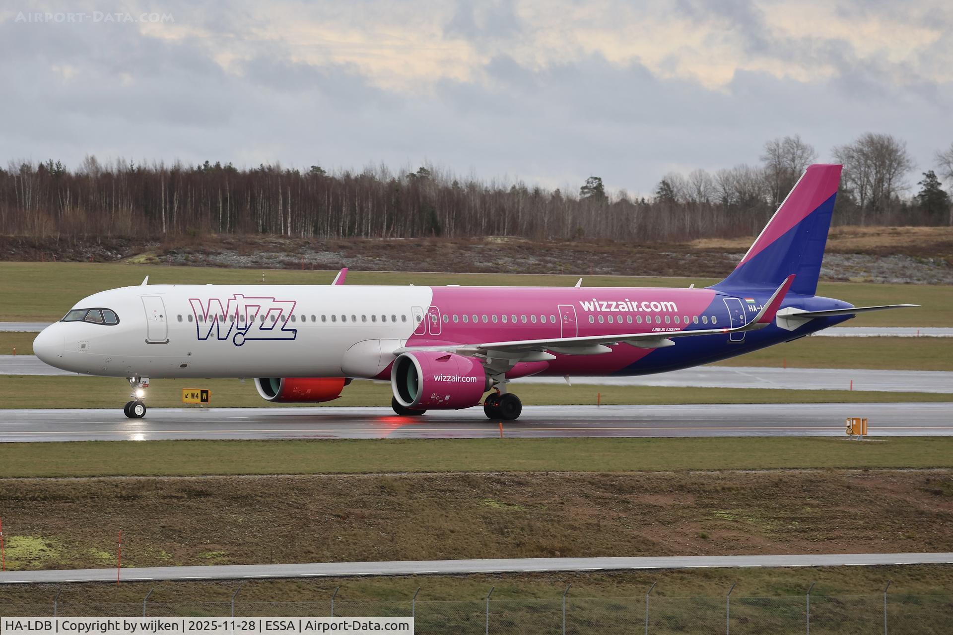 HA-LDB, 2025 Airbus A321-271NX C/N 12891, Twy W