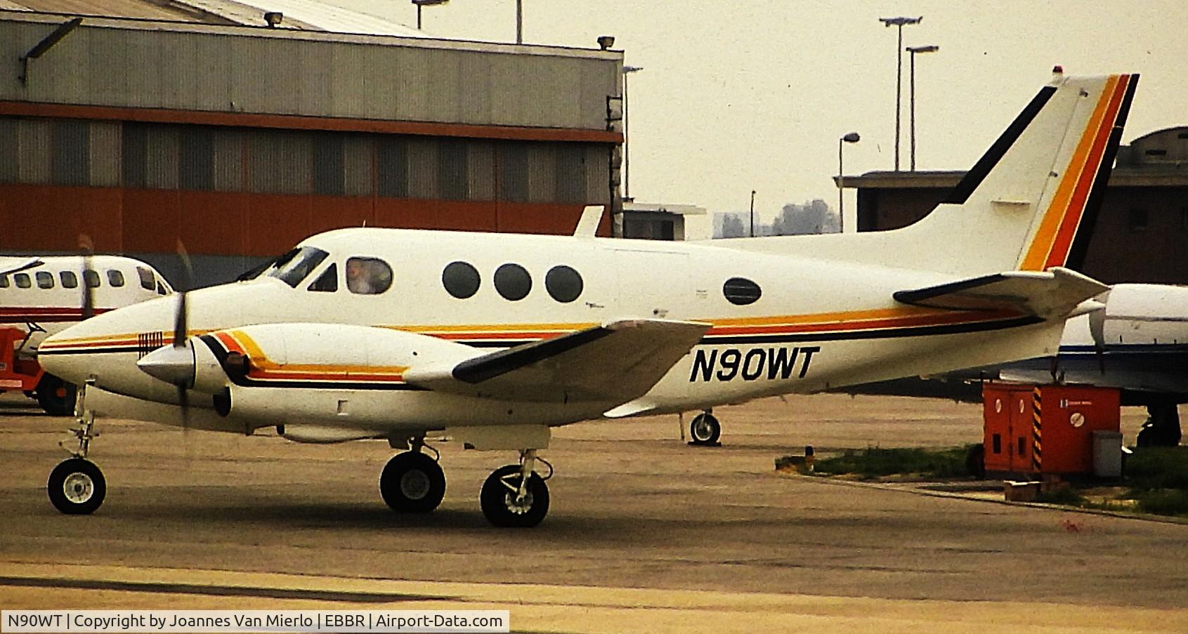 N90WT, 1972 Beech E-90 King Air C/N LW-31, ex-slide