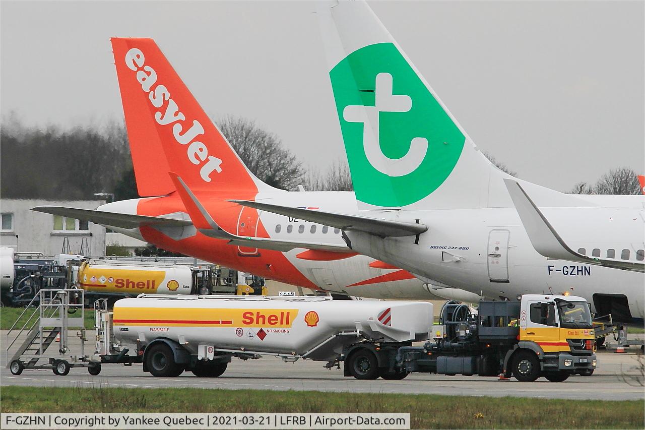 F-GZHN, 1999 Boeing 737-85H C/N 29445, Refueling, Brest-Bretagne airport (LFRB-BES)