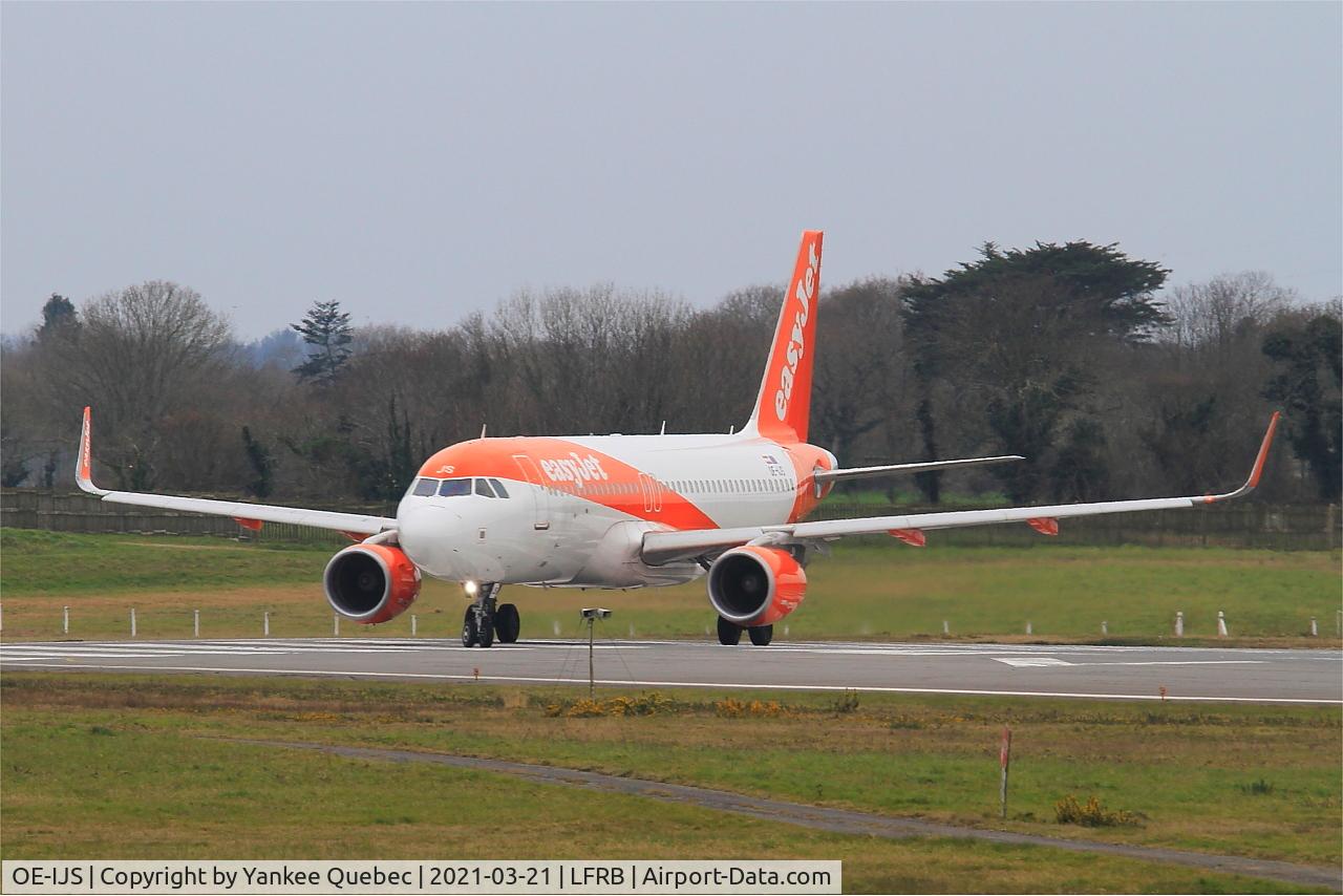 OE-IJS, 2016 Airbus A320-214 C/N 7410, Lining up rwy 07R, Brest-Bretagne airport (LFRB-BES)