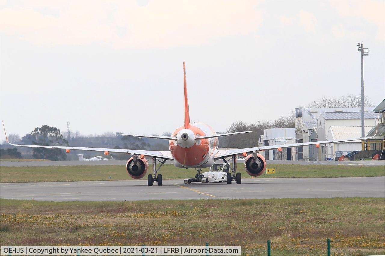 OE-IJS, 2016 Airbus A320-214 C/N 7410, Push back, Brest-Bretagne airport (LFRB-BES)