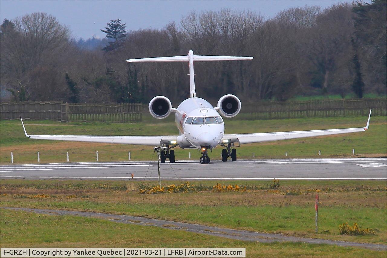 F-GRZH, 2003 Bombardier CRJ-702 (CL-600-2C10) Regional Jet C/N 10089, Lining up rwy 07R, Brest-Bretagne airport (LFRB-BES)
