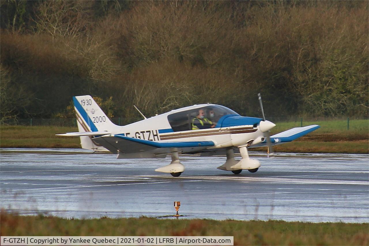 F-GTZH, Robin DR-400-120 Petit Prince C/N 2455, Touch and go rwy 07R, Brest-Bretagne airport (LFRB-BES)