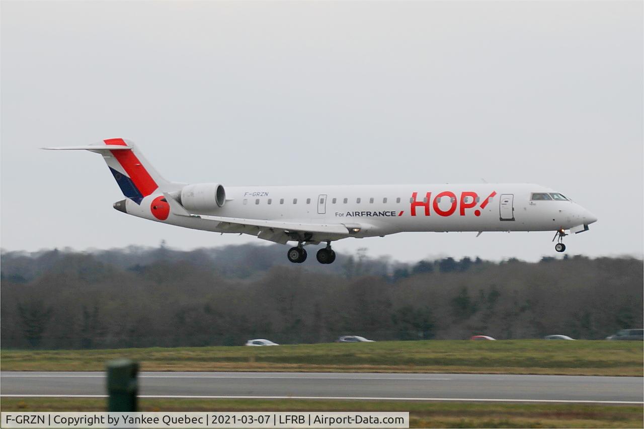 F-GRZN, 2007 Canadair CRJ-700 (CL-600-2C10) Regional Jet C/N 10264, Landing rwy 07R, Brest-Bretagne airport (LFRB-BES)