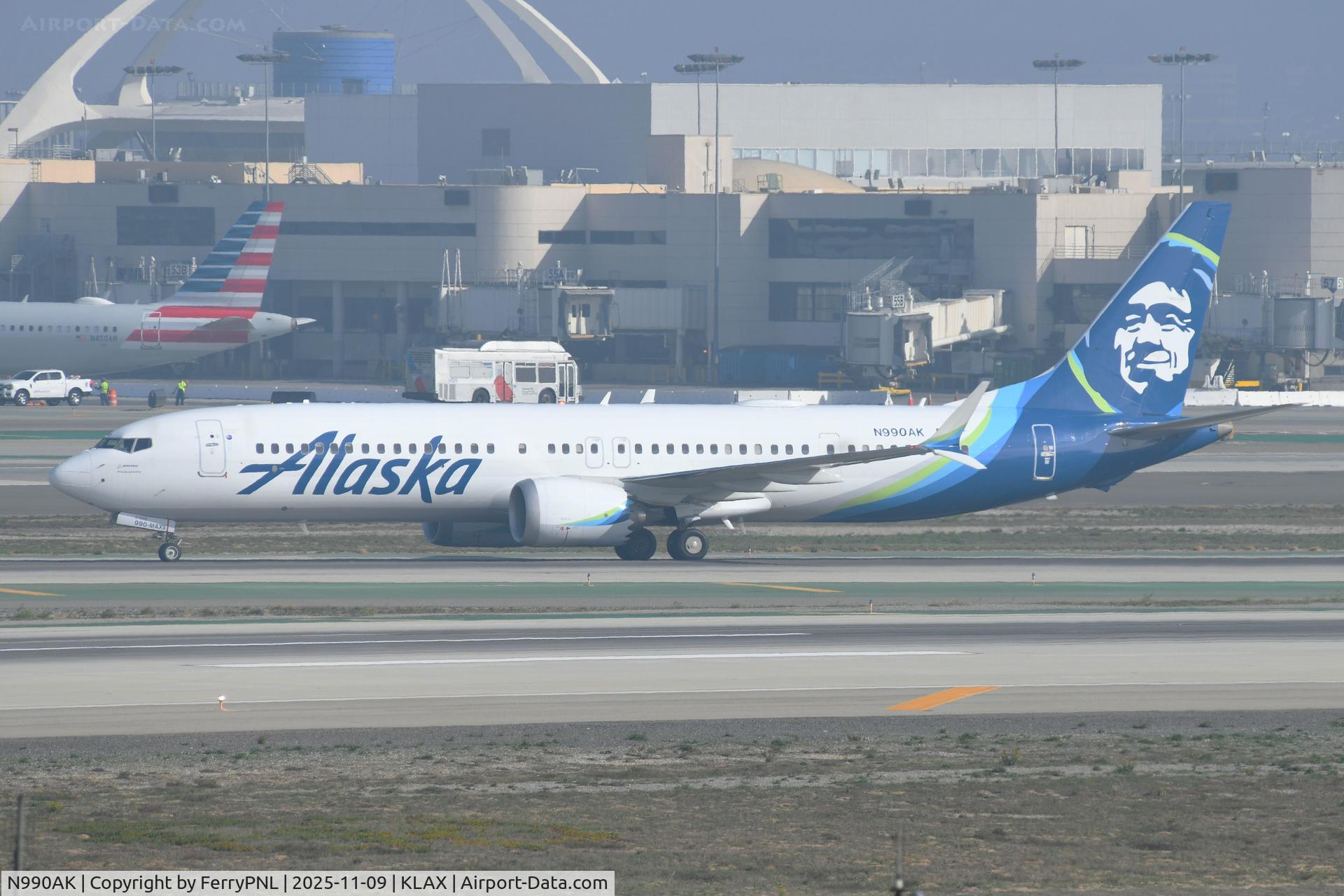N990AK, 2023 Boeing Boeing 737 MAX 9 C/N 67424, Alaska B739M arriving in a foggy LAX