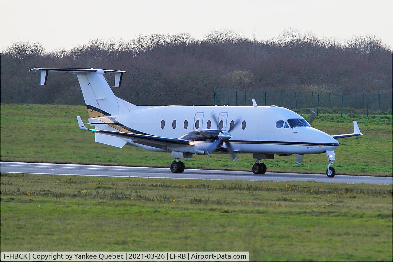 F-HBCK, 1999 Beech 1900D C/N UE-374, Taxiing rwy 25L, Brest-Bretagne airport (LFRB-BES)