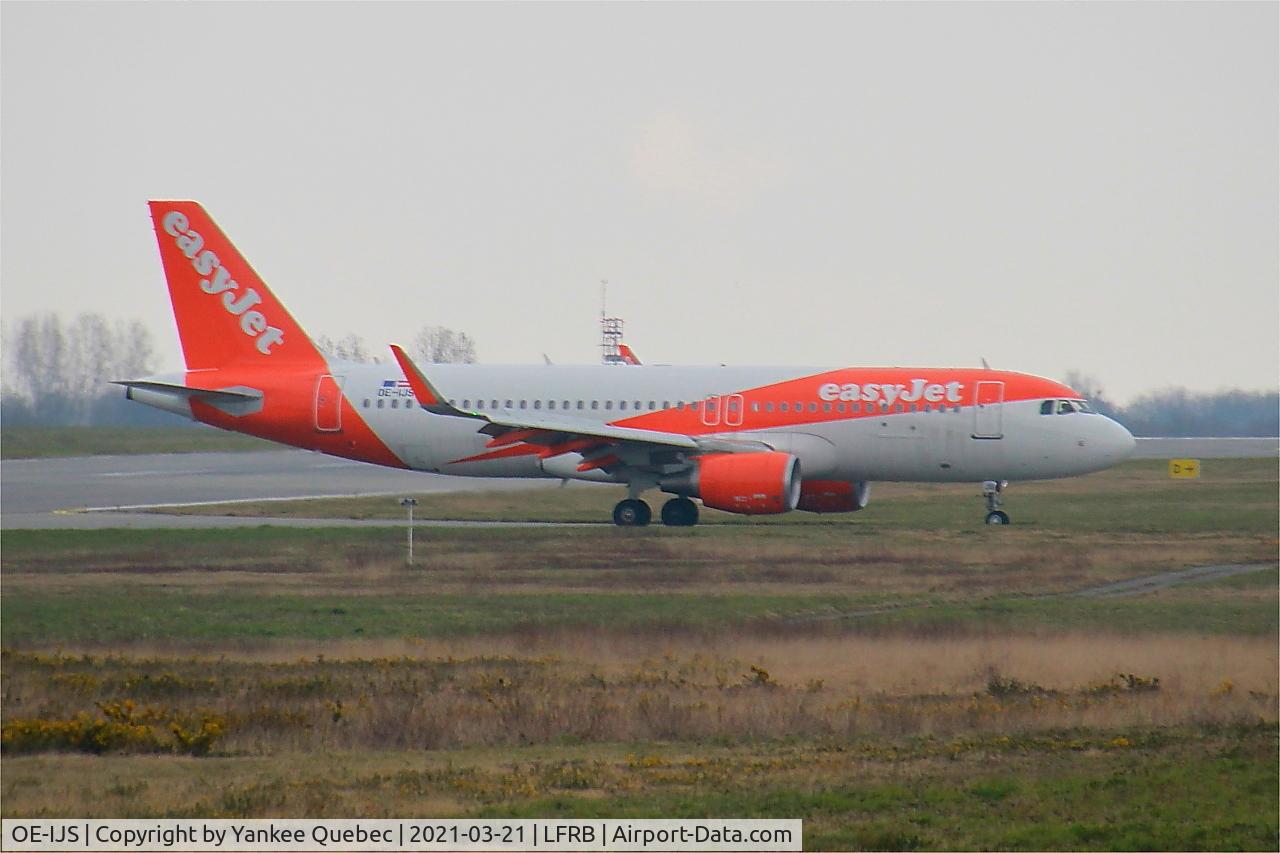 OE-IJS, 2016 Airbus A320-214 C/N 7410, Taxiing to boarding area, Brest-Bretagne airport (LFRB-BES)