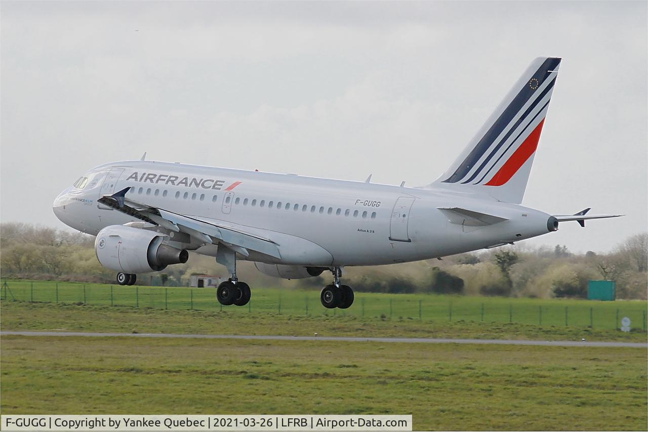 F-GUGG, 2004 Airbus A318-111 C/N 2317, Landing rwy 25L, Brest-Bretagne airport (LFRB-BES)