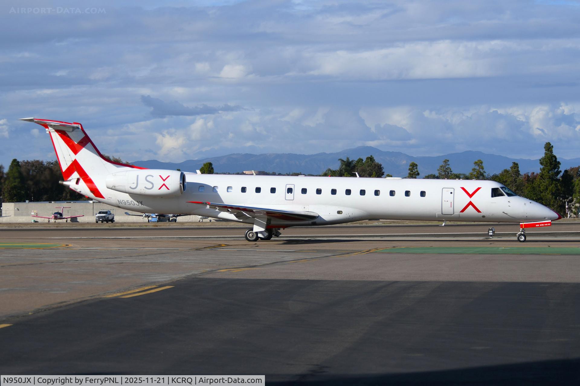 N950JX, 2002 Embaer ERJ-145LR C/N 145640, JSX ERJ145 taxying for departure to LAS