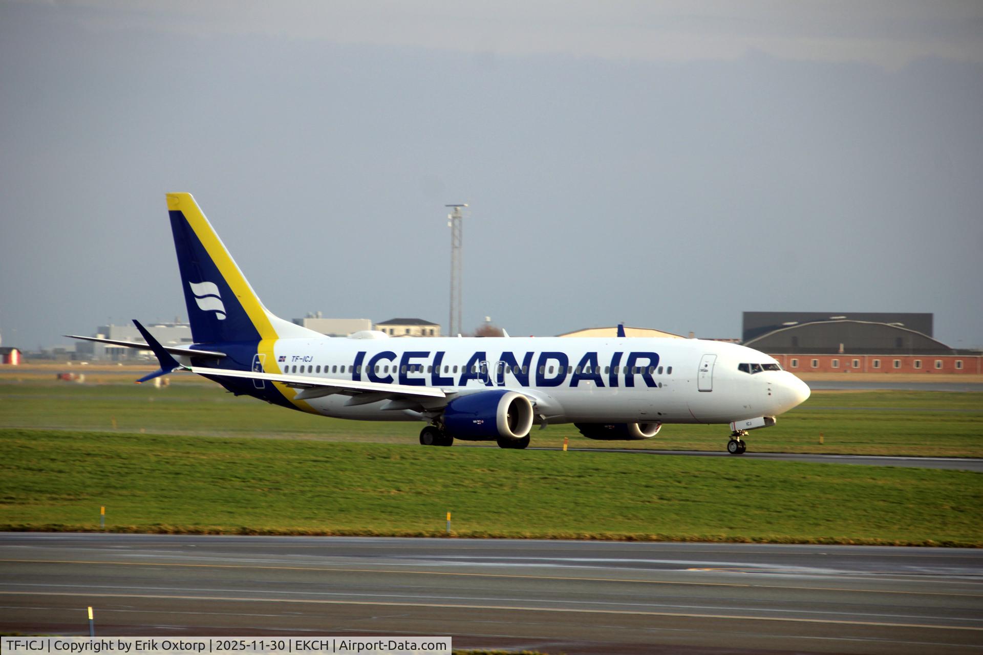 TF-ICJ, 2018 Boeing 737-8 MAX C/N 42832, TF-ICJ taking off rw 22R