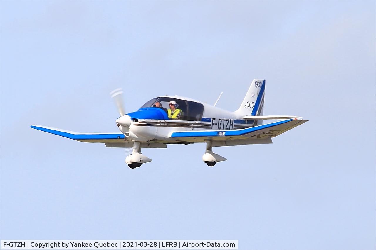 F-GTZH, Robin DR-400-120 Petit Prince C/N 2455, Short approach rwy 25L, Brest-Bretagne airport (LFRB-BES)