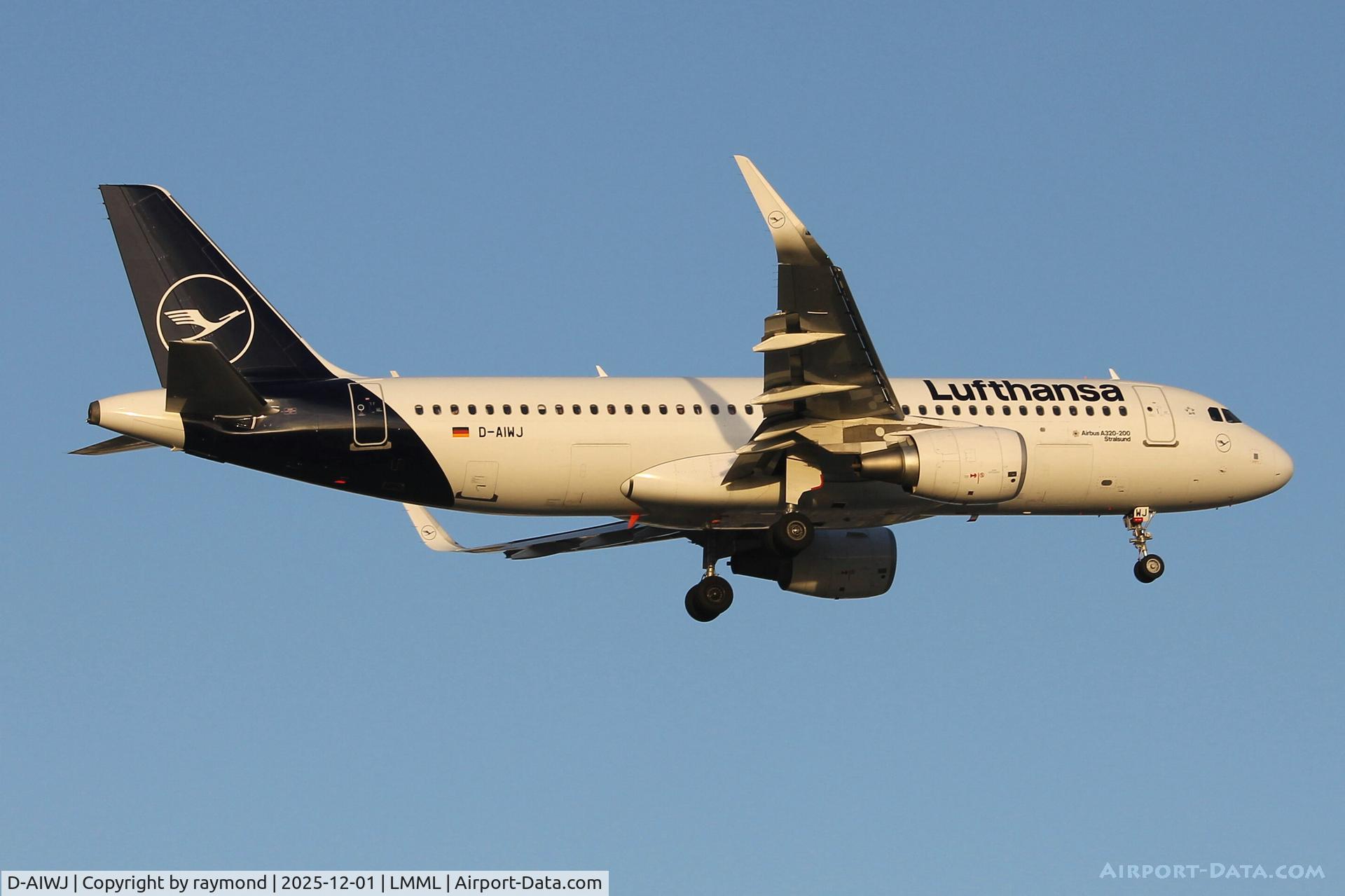 D-AIWJ, 2019 Airbus A320-214 C/N 9052, Lufthansa Airbus A320-214 reg D-AIWJ on short finals to RW13 Malta.