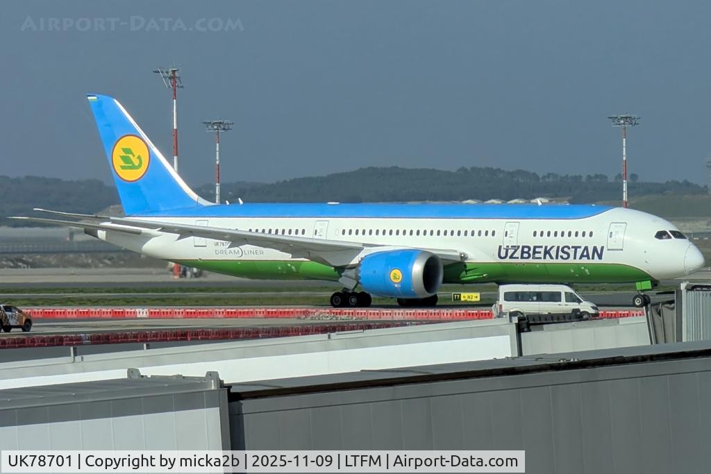 UK78701, 2016 Boeing 787-8 Dreamliner Dreamliner C/N 38363, Taxiing