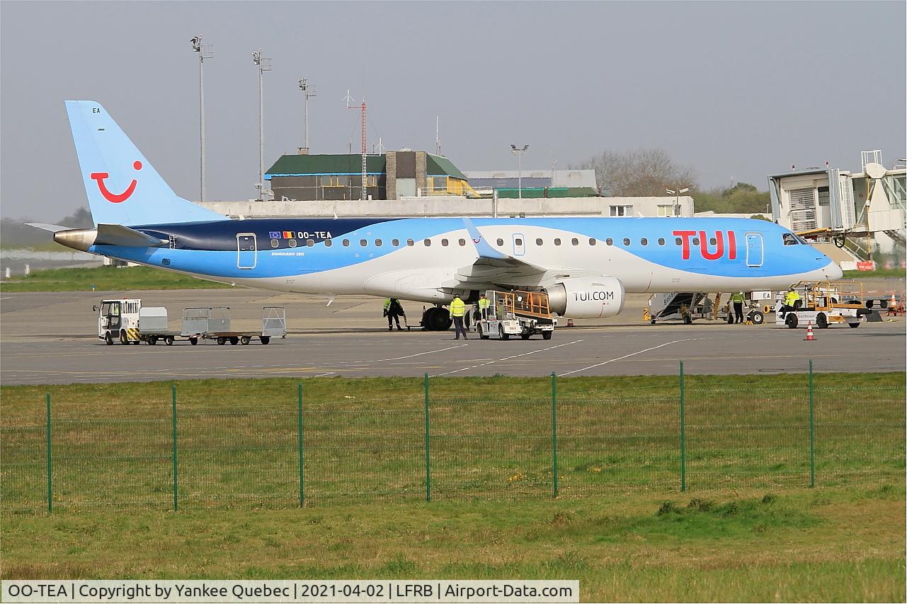 OO-TEA, 2014 Embraer 190LR (ERJ-190-100LR) C/N 19000665, Boarding area, Brest-Bretagne airport (LFRB-BES)