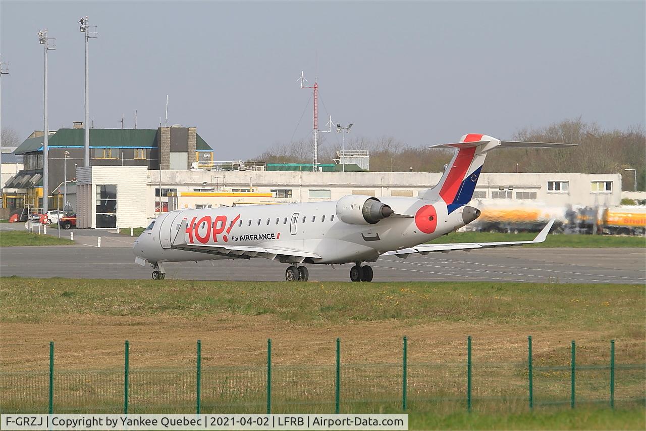 F-GRZJ, Canadair CRJ-702 (CL-600-2C10) Regional Jet C/N 10096, Taxiing to holding point charlie, Brest-Bretagne airport (LFRB-BES)