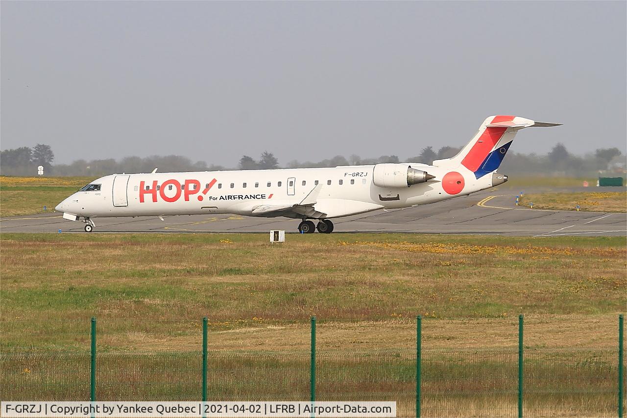 F-GRZJ, Canadair CRJ-702 (CL-600-2C10) Regional Jet C/N 10096, Taxiing to holding point charlie, Brest-Bretagne airport (LFRB-BES)