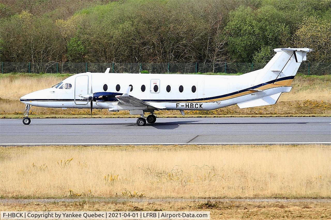F-HBCK, 1999 Beech 1900D C/N UE-374, Taxiing rwy 07R, Brest-Bretagne airport (LFRB-BES)