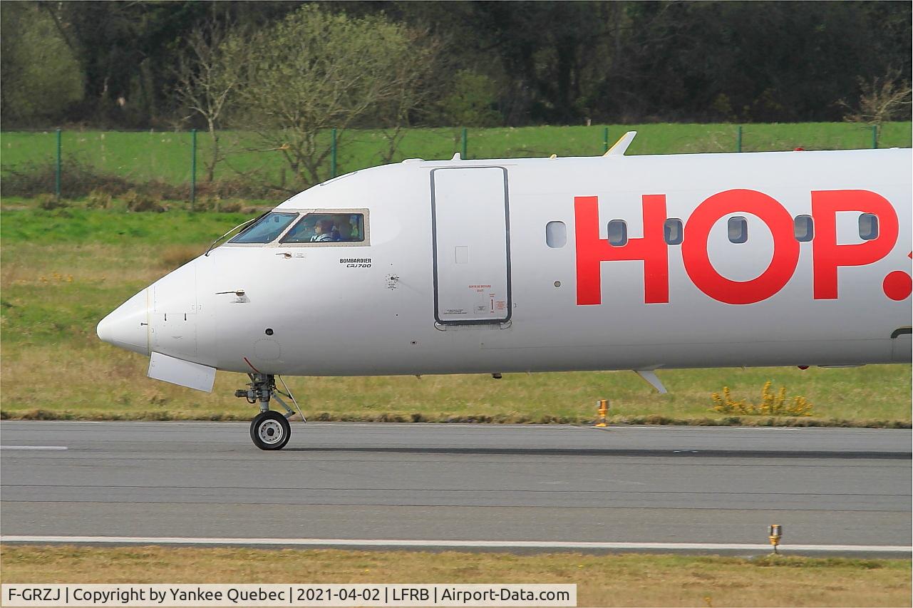 F-GRZJ, Canadair CRJ-702 (CL-600-2C10) Regional Jet C/N 10096, Taxiing rwy 07R, Brest-Bretagne airport (LFRB-BES)