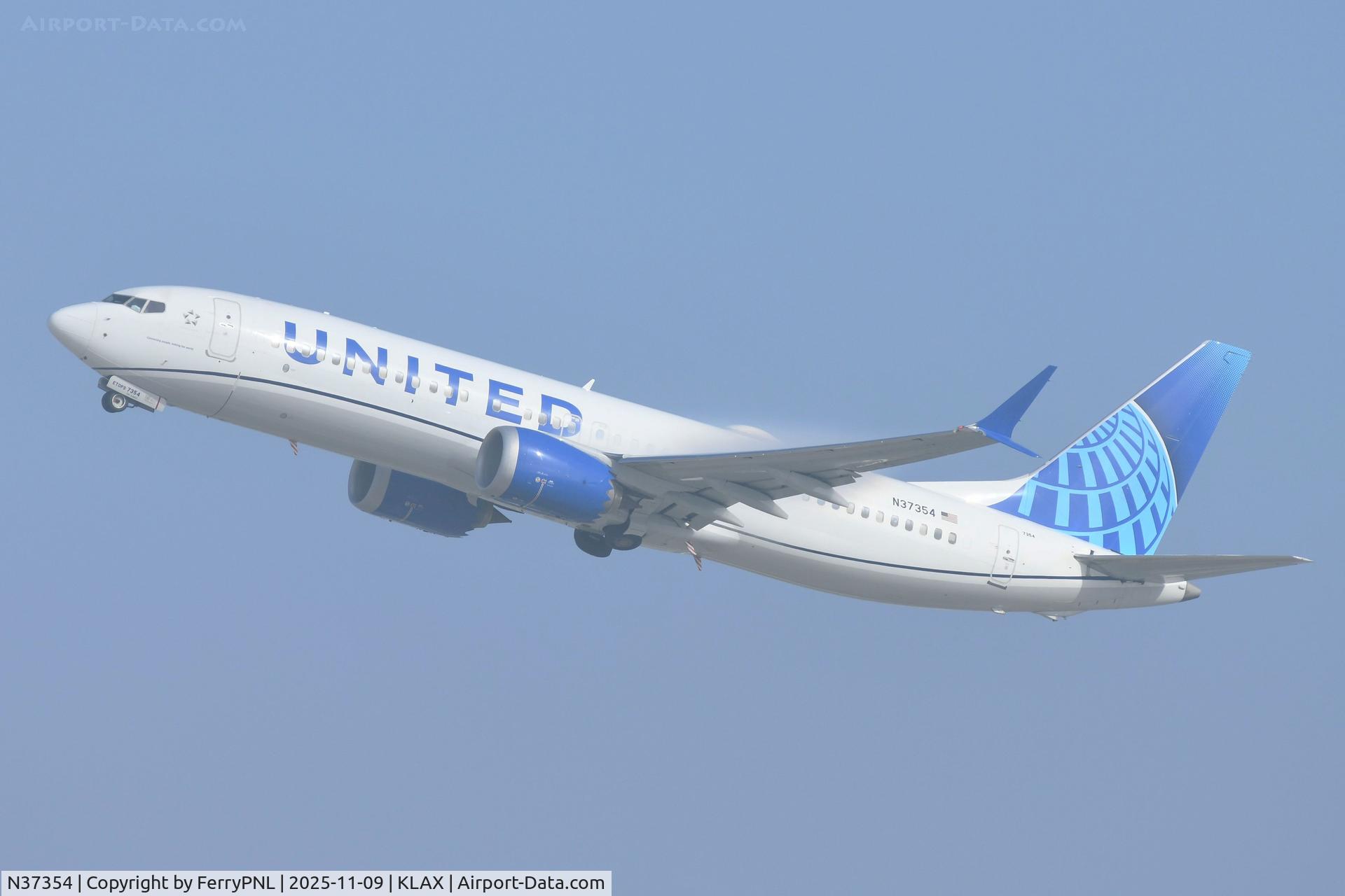 N37354, 2024 Boeing 737-8 MAX C/N 67616, United B738M taking-off