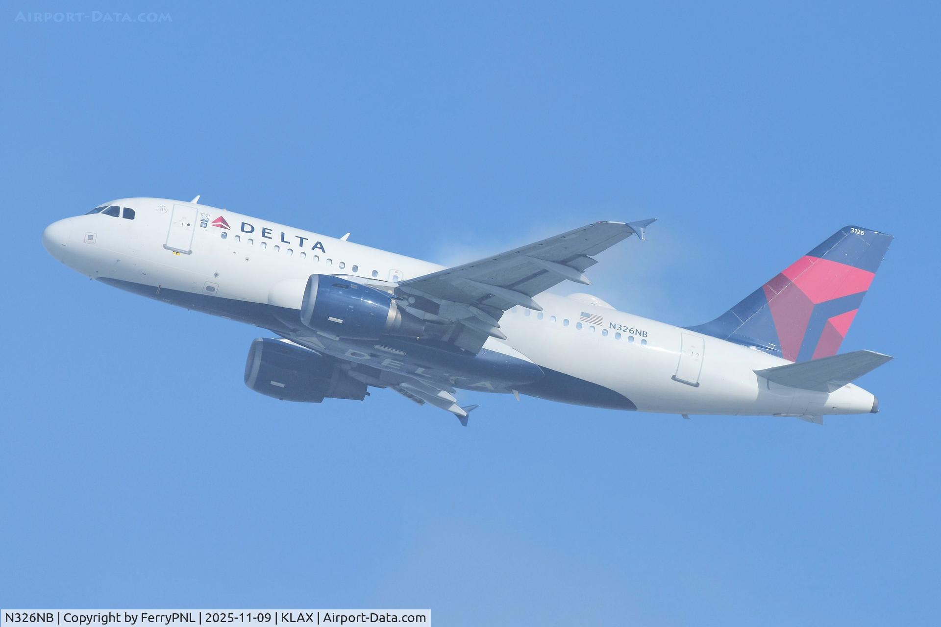 N326NB, 2001 Airbus A319-114 C/N 1498, Departure of Delta A319 on a foggy morning