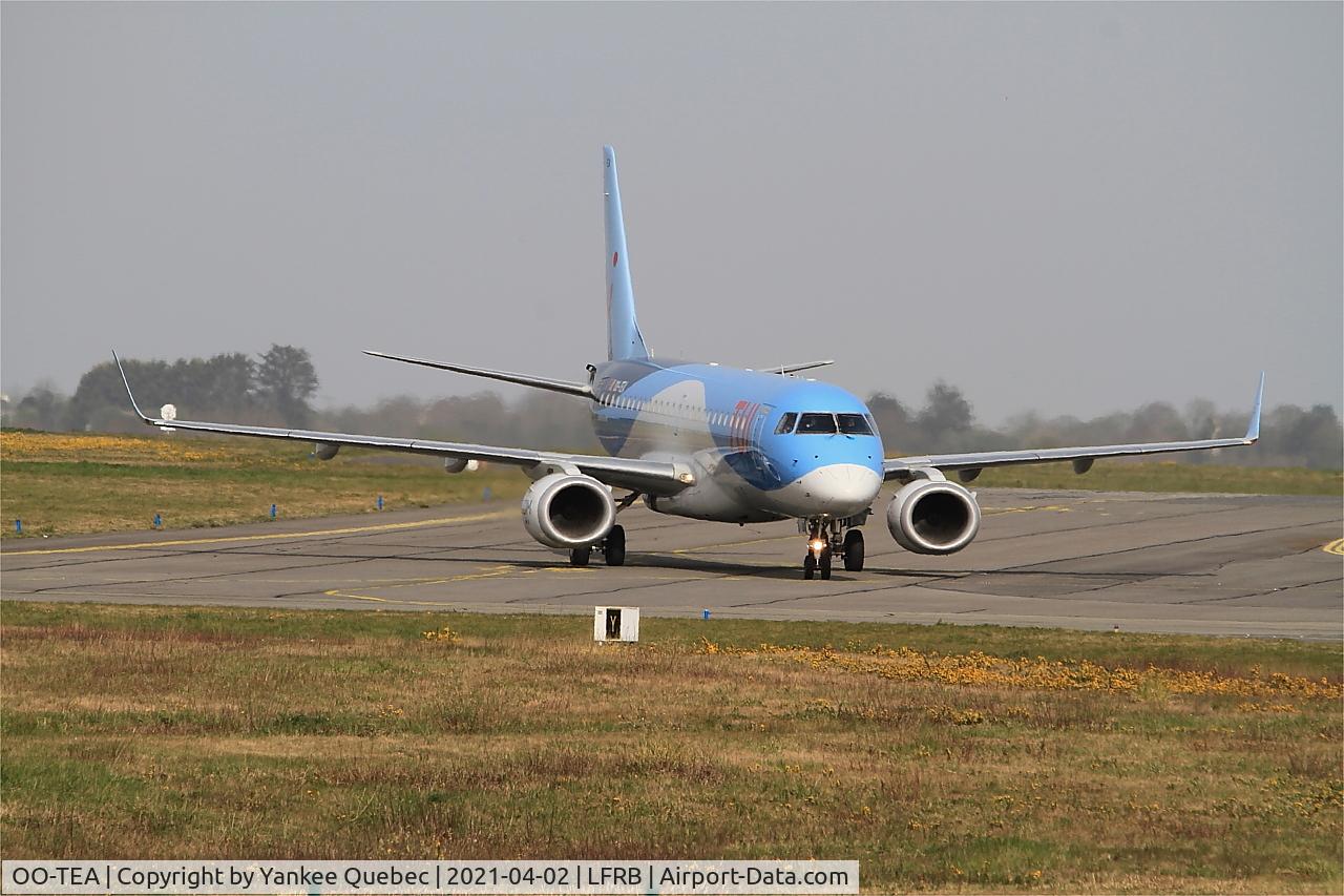 OO-TEA, 2014 Embraer 190LR (ERJ-190-100LR) C/N 19000665, Taxiing to boarding area, Brest-Bretagne airport (LFRB-BES)