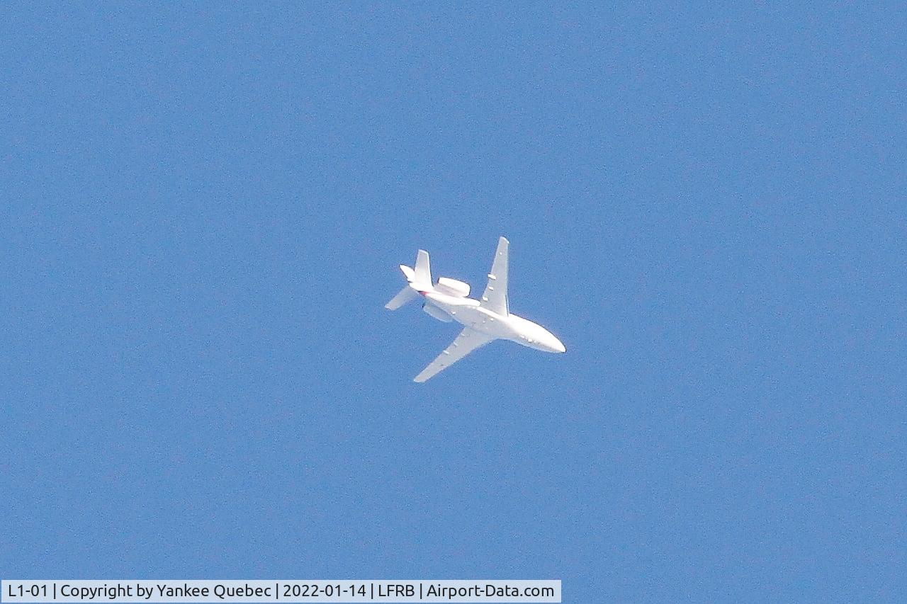 L1-01, 2003 Dassault Falcon 2000EX C/N 15, Flight over Brest-Bretagne airport (LFRB-BES)