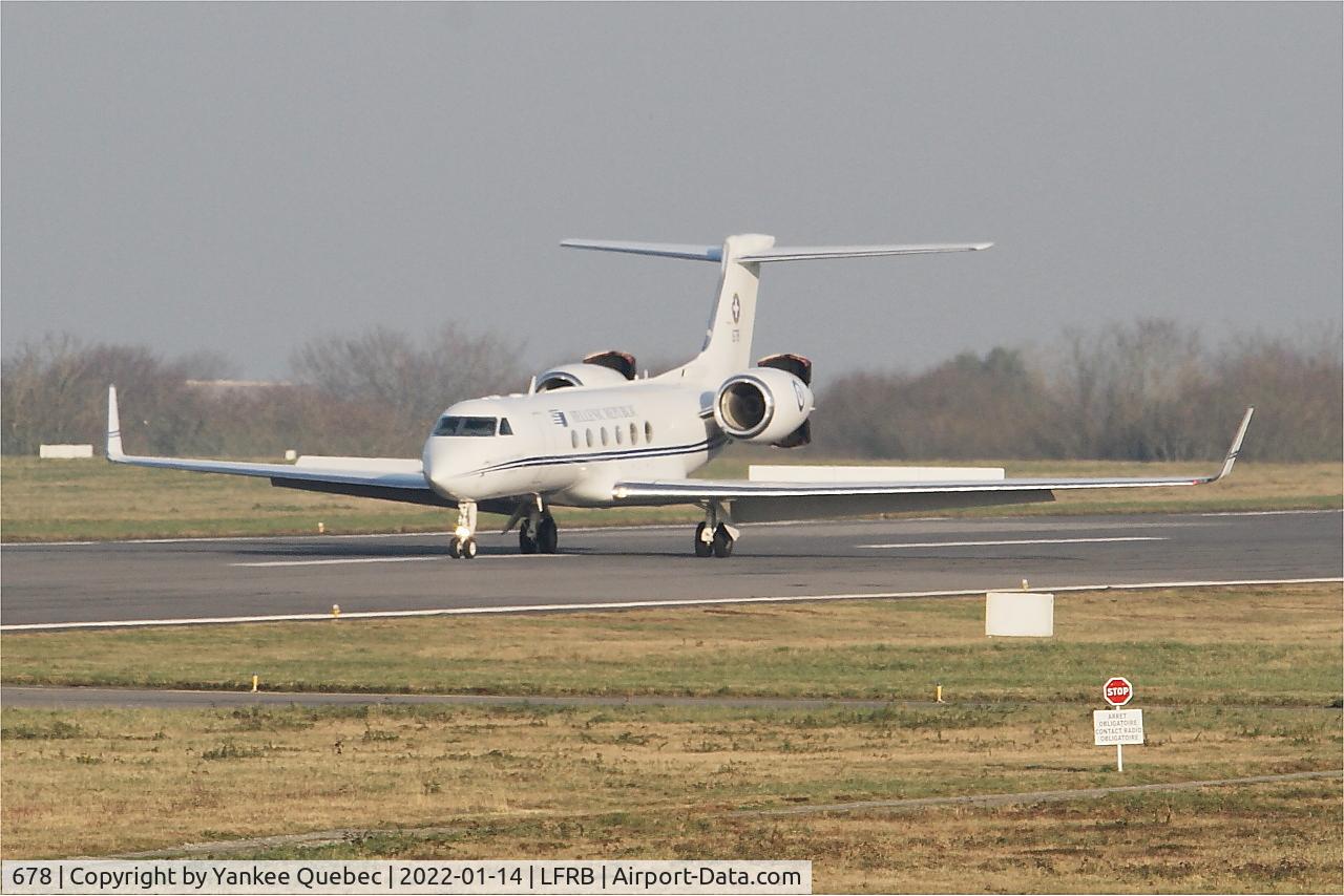 678, 2003 Gulfstream Aerospace G-V Gulfstream V C/N 678, Reverse thrust rwy 25L, Brest-Bretagne airport (LFRB-BES)