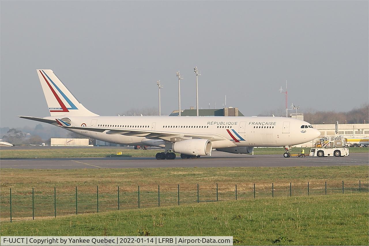 F-UJCT, 2015 Airbus A330-243 C/N 1657, Push back, Brest-Bretagne airport (LFRB-BES)