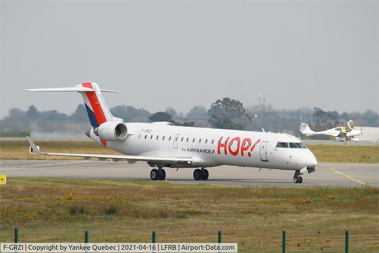 F-GRZI, Canadair CRJ-702 (CL-600-2C10) Regional Jet C/N 10093, Taxiing to boarding area, Brest-Bretagne airport (LFRB-BES)