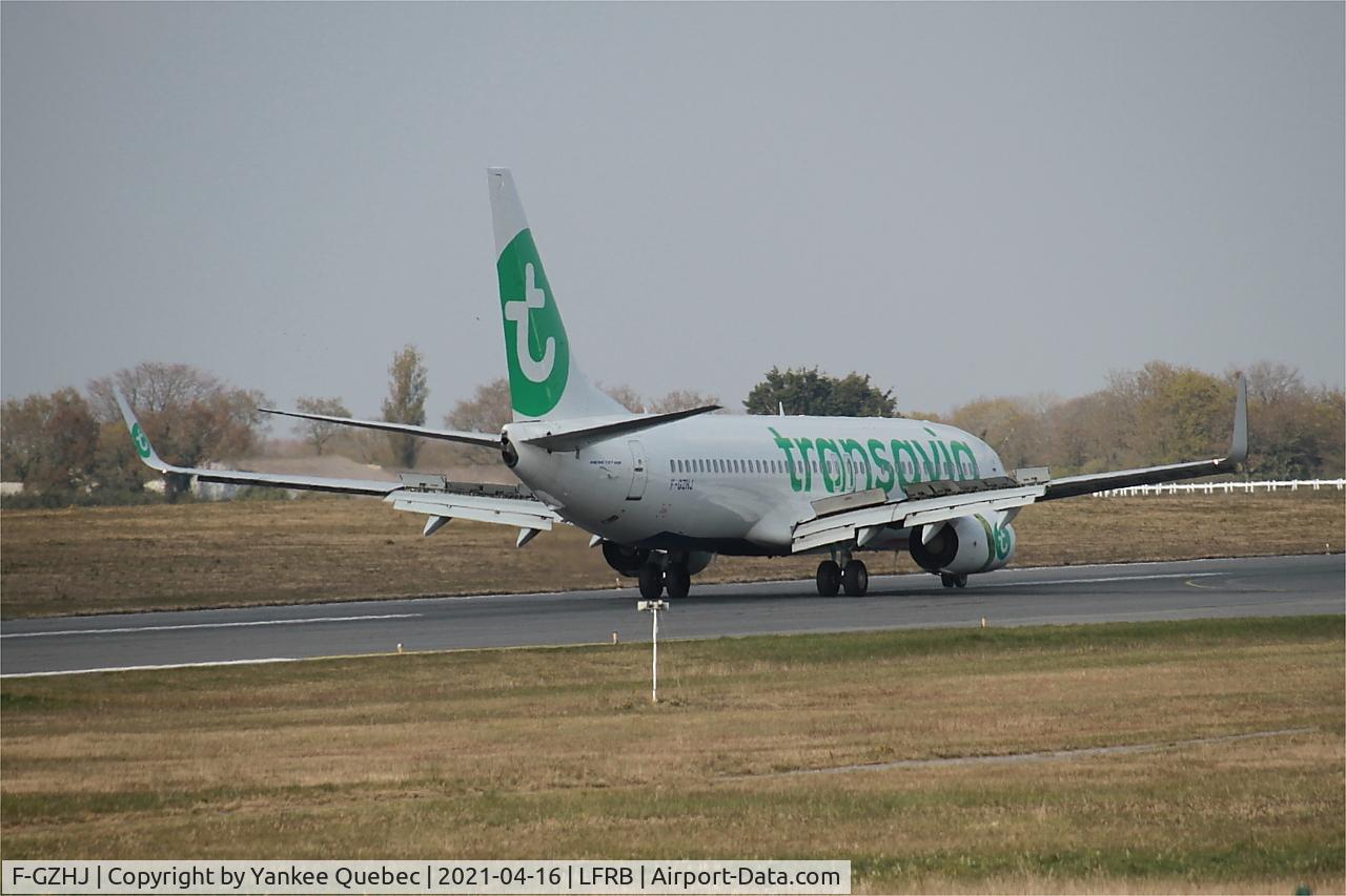 F-GZHJ, 2013 Boeing 737-86J C/N 37778, Reverse thrust rwy 07R, Brest-Bretagne airport (LFRB-BES)