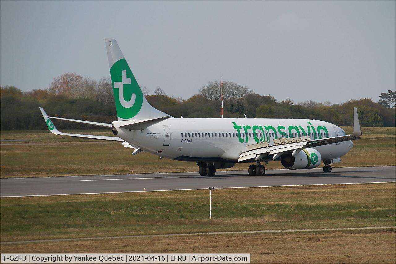 F-GZHJ, 2013 Boeing 737-86J C/N 37778, Reverse thrust rwy 07R, Brest-Bretagne airport (LFRB-BES)