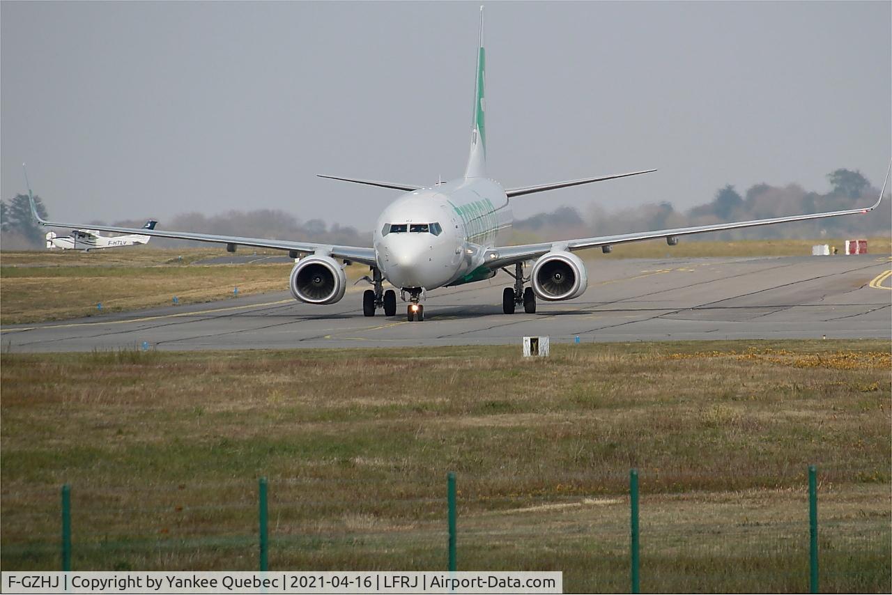 F-GZHJ, 2013 Boeing 737-86J C/N 37778, Taxiing to boarding area, Brest-Bretagne airport (LFRB-BES)