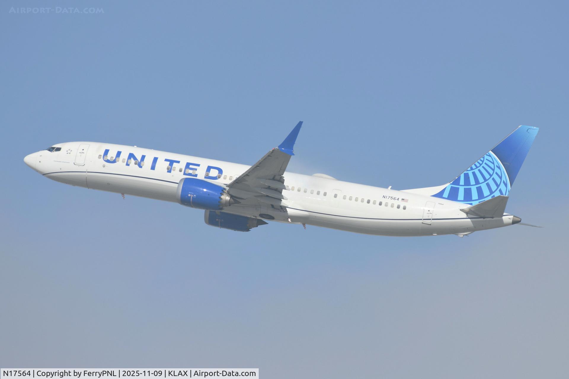 N17564, 2023 Boeing 737-9 MAX C/N 67188, United B739M tajing-off