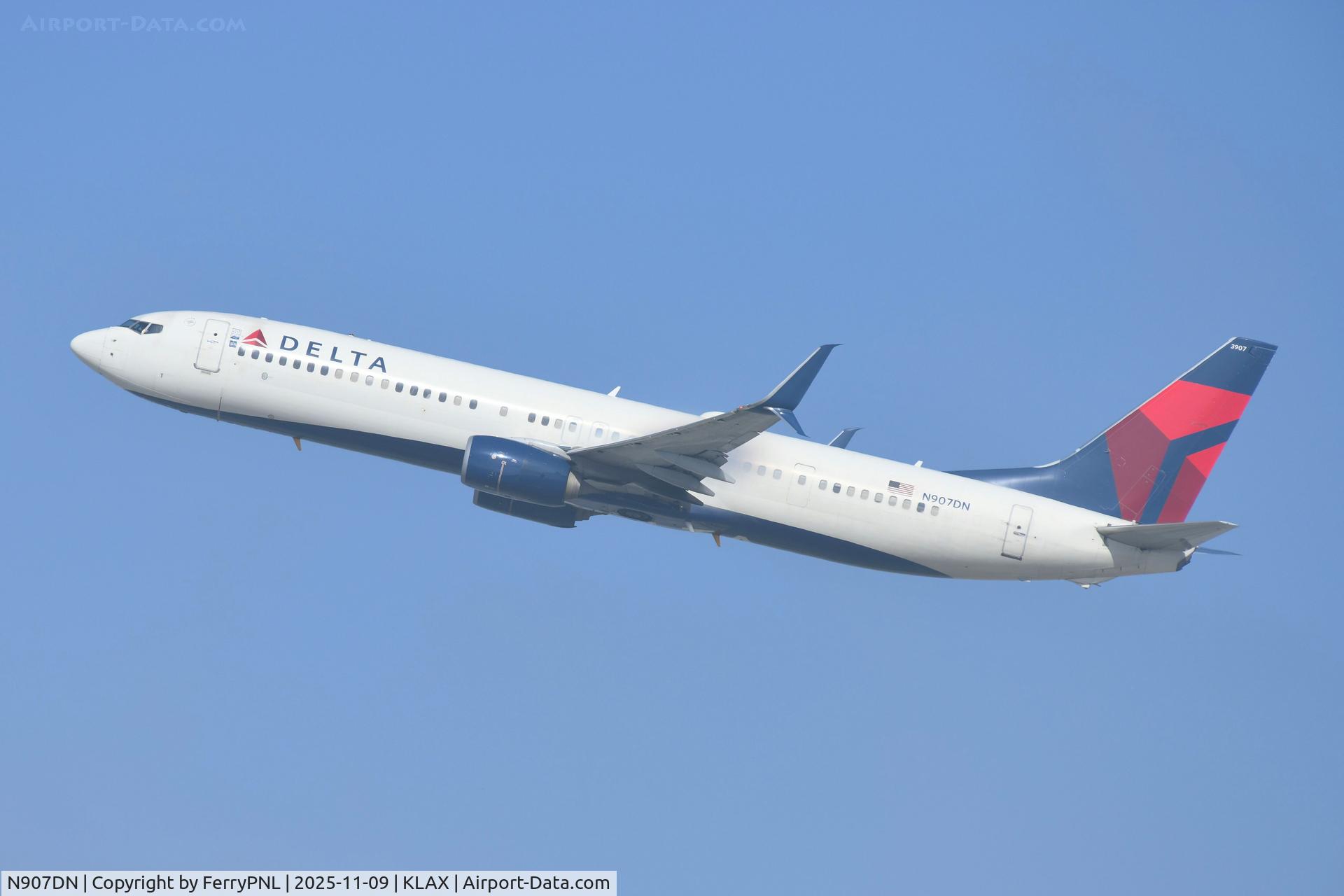N907DN, 2018 Boeing 737-900ER C/N 32010, Delta B739 departing