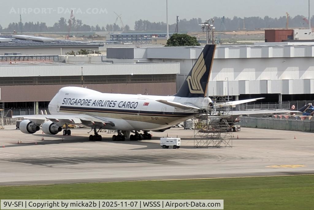 9V-SFI, 2000 Boeing 747-412F/SCD C/N 28027, Parked