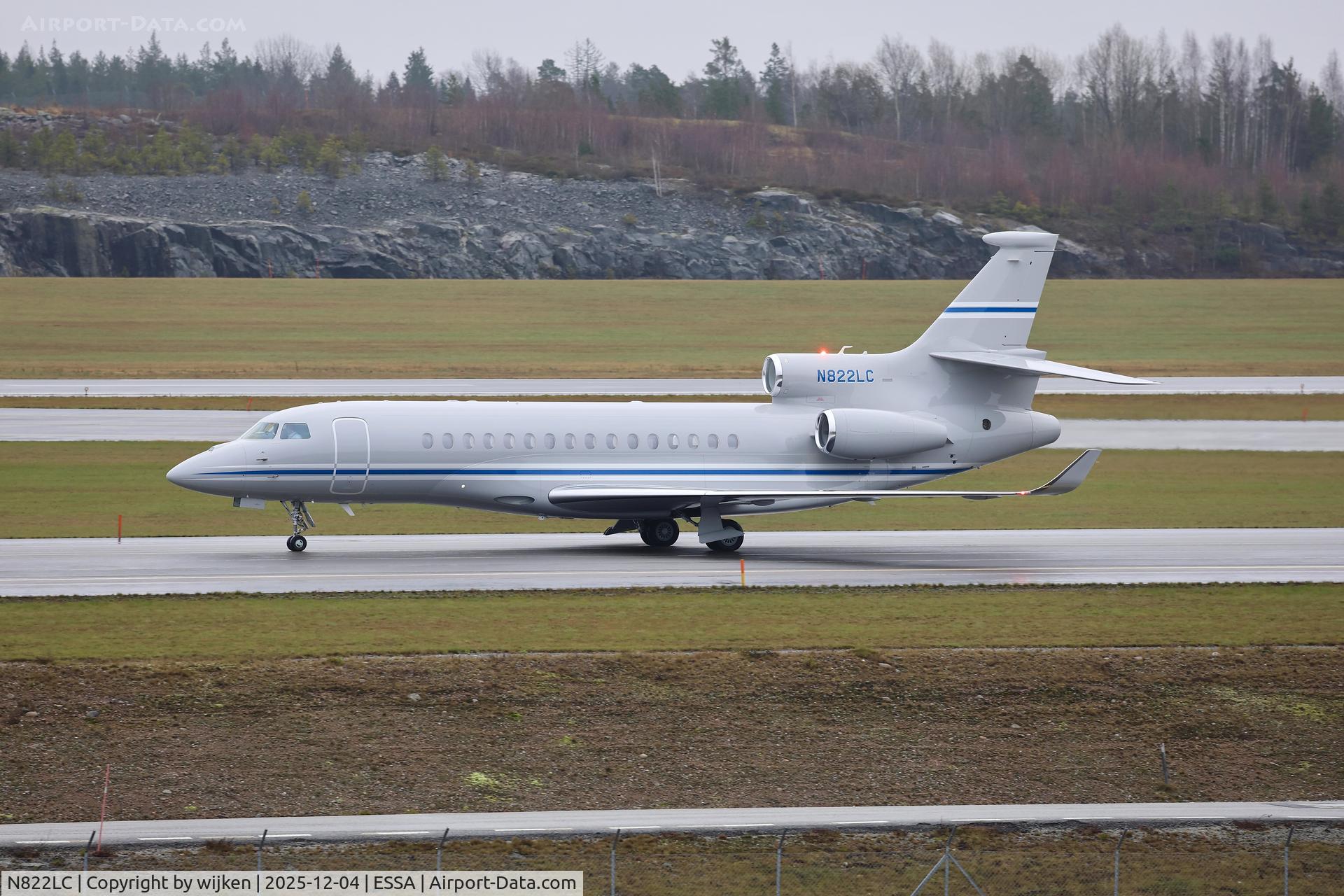 N822LC, 2022 Dassault Falcon 8X C/N 492, Twy W