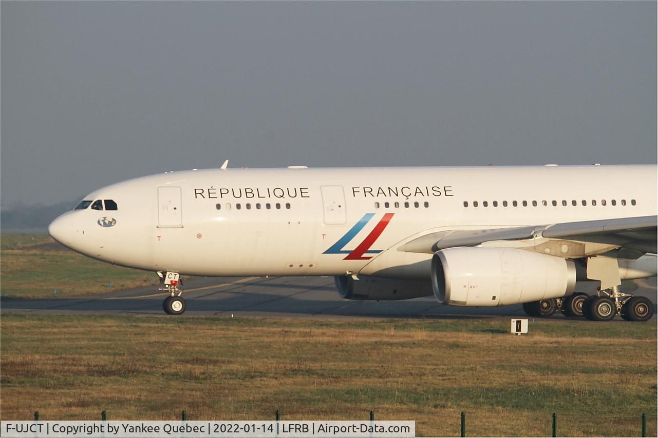 F-UJCT, 2015 Airbus A330-243 C/N 1657, Taxiing to holding point charlie, Brest-Bretagne airport (LFRB-BES)