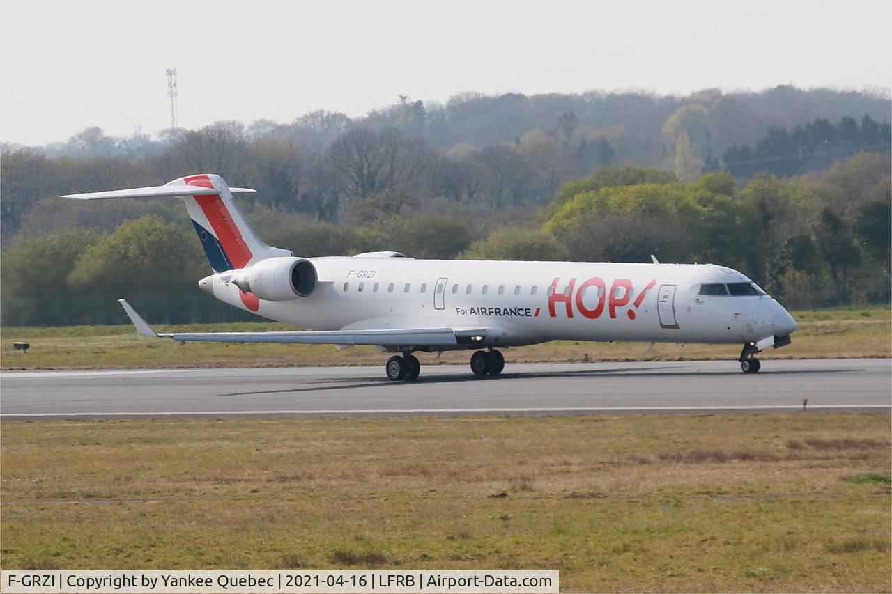 F-GRZI, Canadair CRJ-702 (CL-600-2C10) Regional Jet C/N 10093, Take off run rwy 07R, Brest-Bretagne airport (LFRB-BES)