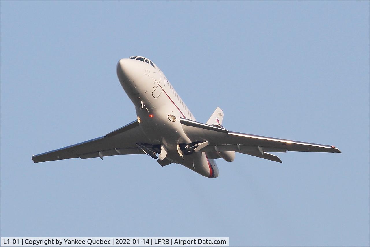 L1-01, 2003 Dassault Falcon 2000EX C/N 15, Take off rwy 25L, Brest-Bretagne airport (LFRB-BES)