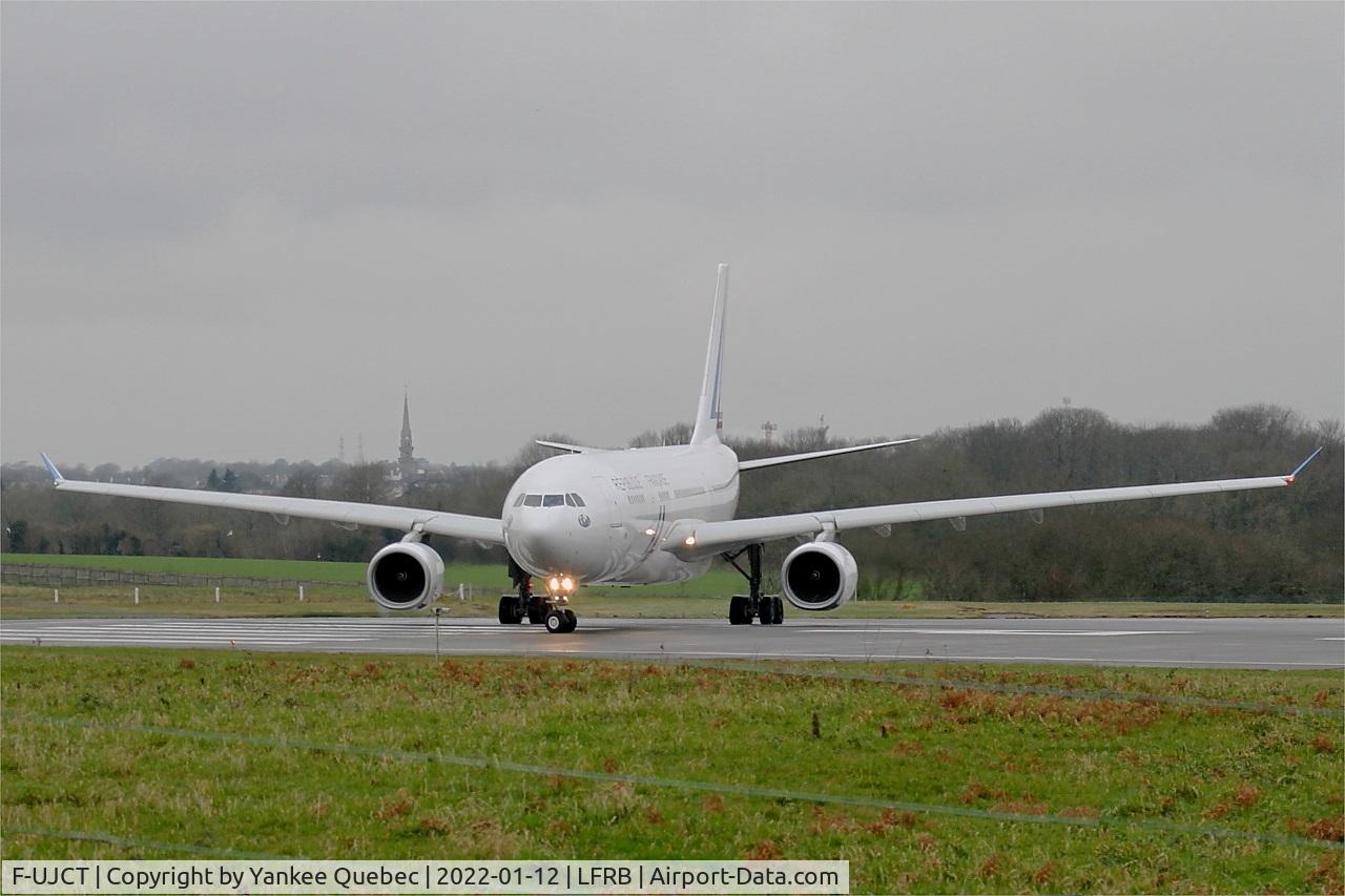 F-UJCT, 2015 Airbus A330-243 C/N 1657, Lining up rwy 07R, Brest-Bretagne airport (LFRB-BES)