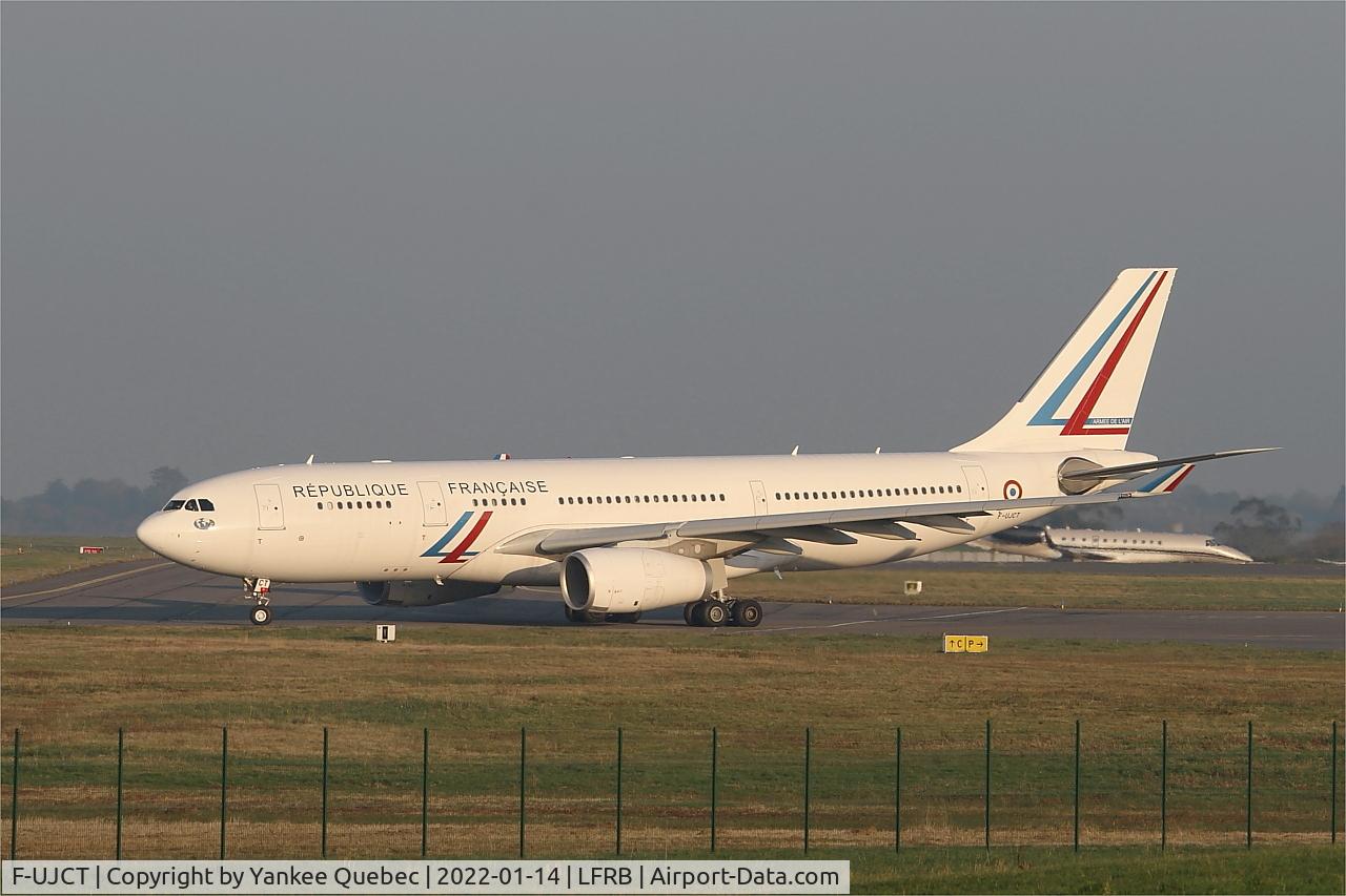 F-UJCT, 2015 Airbus A330-243 C/N 1657, Taxiing to holding point charlie, Brest-Bretagne airport (LFRB-BES)