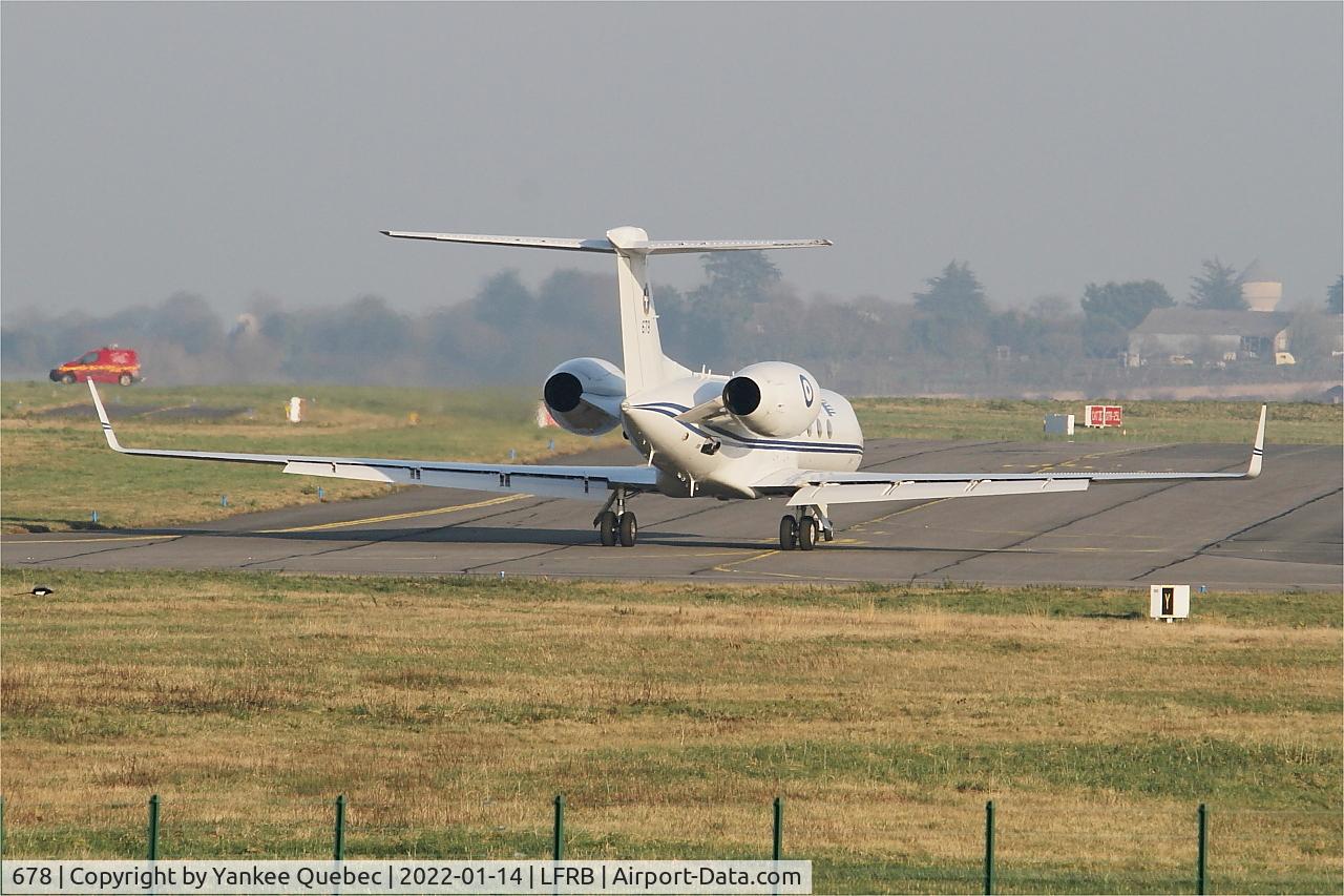678, 2003 Gulfstream Aerospace G-V Gulfstream V C/N 678, Taxiing to parking area, Brest-Bretagne airport (LFRB-BES)