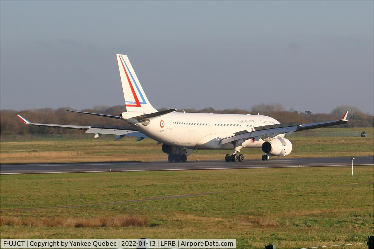 F-UJCT, 2015 Airbus A330-243 C/N 1657, Reverse thrust rwy 07R, Brest-Bretagne airport (LFRB-BES)