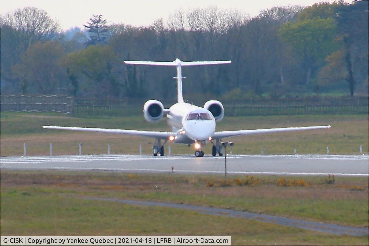 G-CISK, 2002 Embraer EMB-145LU (ERJ-145LU) C/N 145570, Lining up rwy 07R, Brest-Bretagne airport (LFRB-BES)